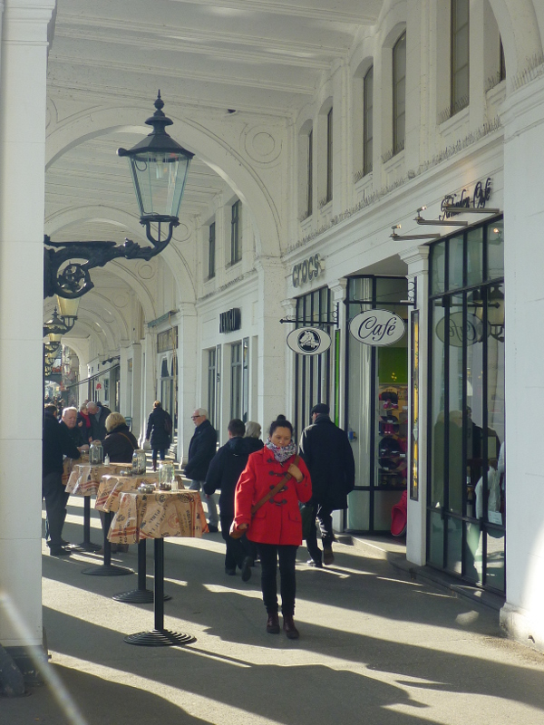 Walking through the Alsterarkaden