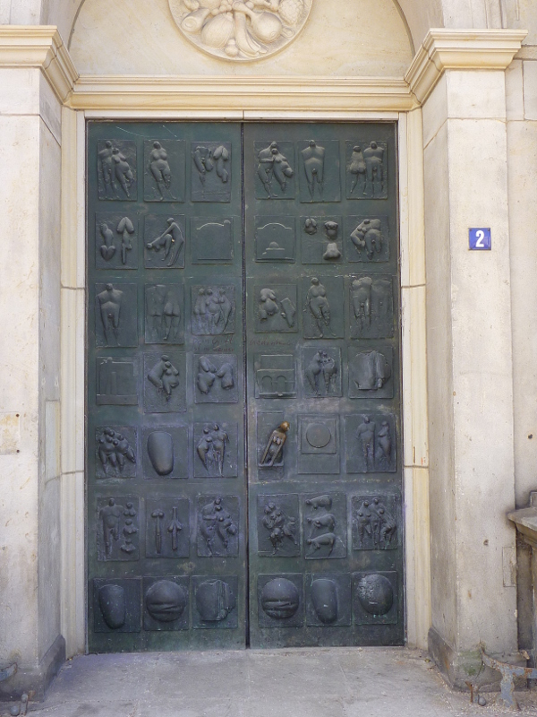 Side door of  Hamburg's Museum of Arts & 
                  Crafts