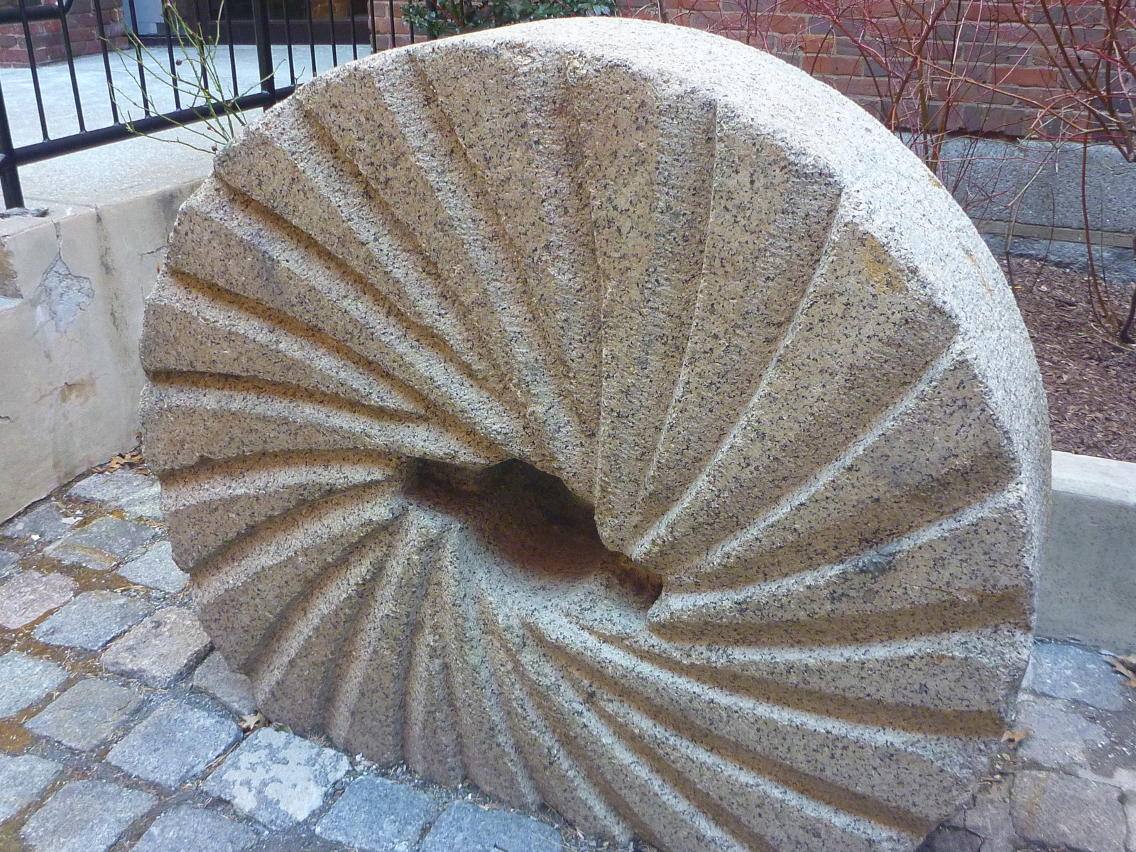 Grist wheel for grinding cacao